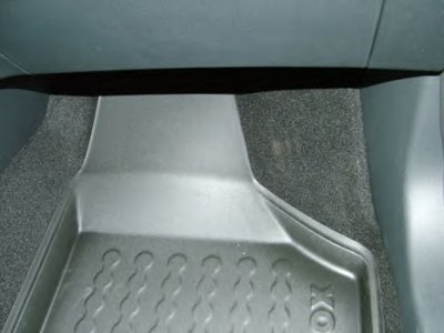 Резиновый коврик с защитными бортами Carbox Floor CARBOX